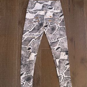Hardly worn Varley yoga pants!!
